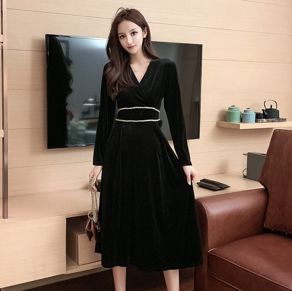 Női hosszú ruha spitz nyakkivágású modellel