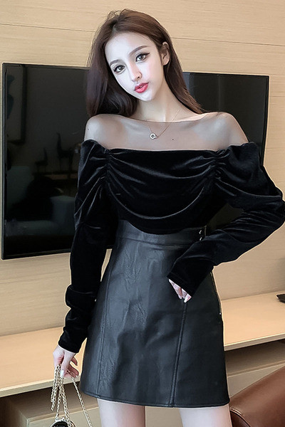 Moderna sieviešu blūze ar garām piedurknēm un ovālu kakla izgriezumu