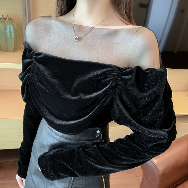 Moderna sieviešu blūze ar garām piedurknēm un ovālu kakla izgriezumu