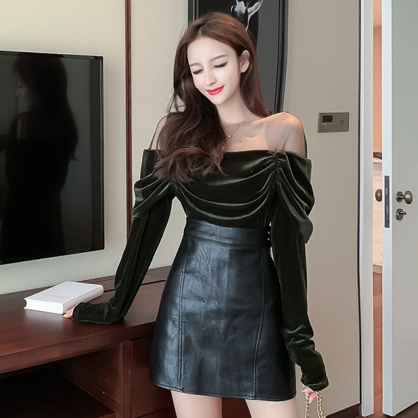 Moderna sieviešu blūze ar garām piedurknēm un ovālu kakla izgriezumu