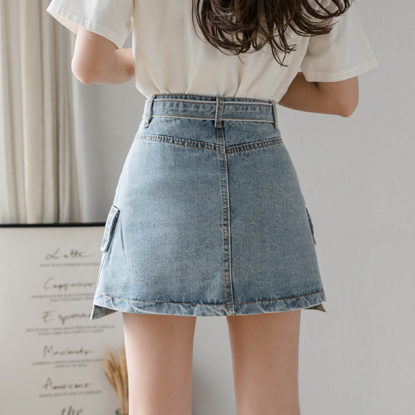 Női aktuális rövid szoknya magas derékkal és gombokkal