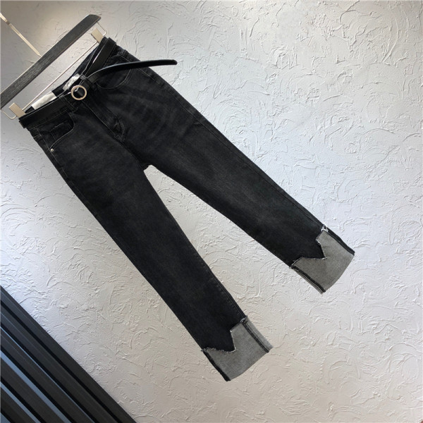 Mūsdienīgi sieviešu džinsi ar jostu un augstu vidukli - taisns modelis