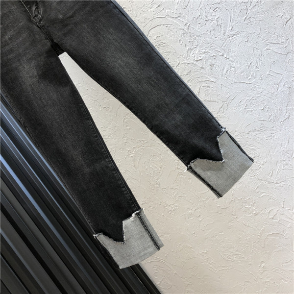 Mūsdienīgi sieviešu džinsi ar jostu un augstu vidukli - taisns modelis