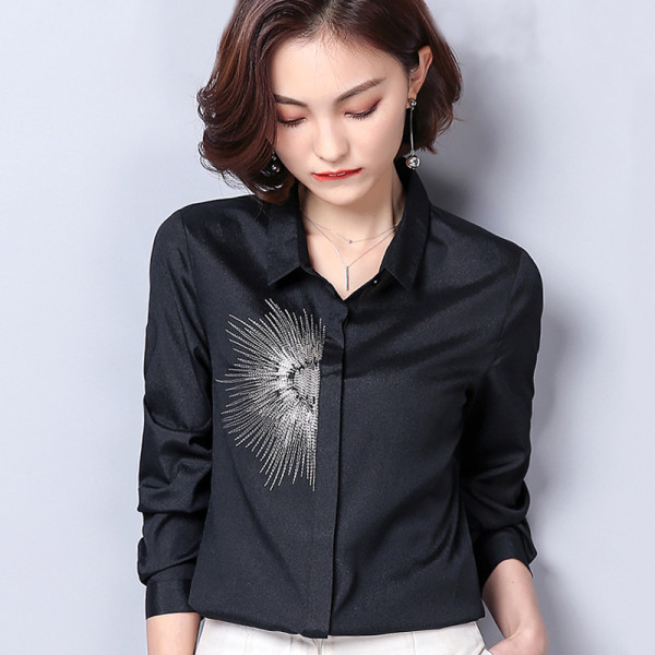 Stilīgs sieviešu melns krekls ar izšuvumiem un garām piedurknēm