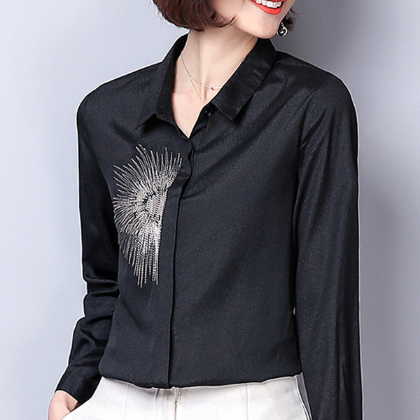 Stilīgs sieviešu melns krekls ar izšuvumiem un garām piedurknēm