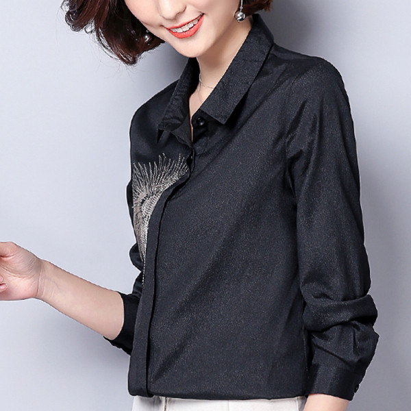 Stilīgs sieviešu melns krekls ar izšuvumiem un garām piedurknēm