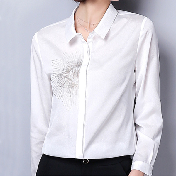 Stilīgs sieviešu melns krekls ar izšuvumiem un garām piedurknēm