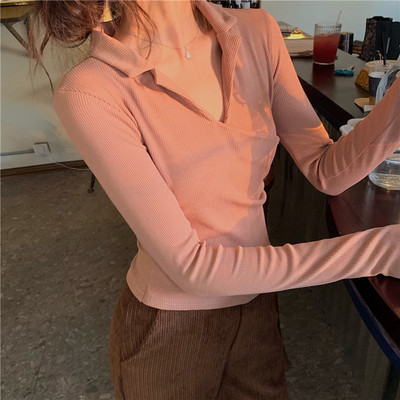 Pieguļoša sieviešu blūze ar špica kakla izgriezumu