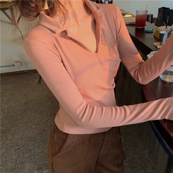 Pieguļoša sieviešu blūze ar špica kakla izgriezumu