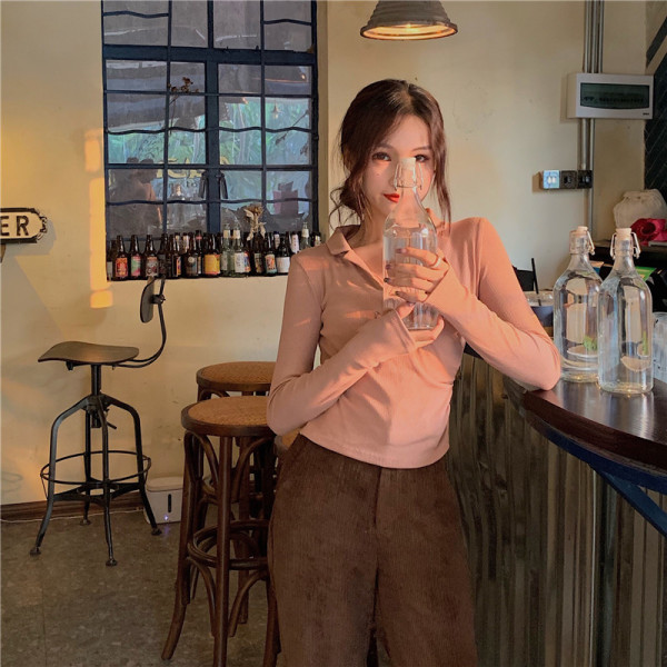 Pieguļoša sieviešu blūze ar špica kakla izgriezumu