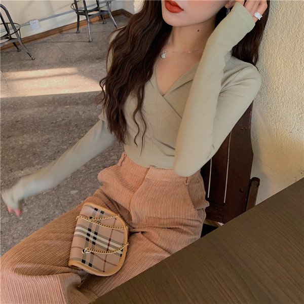 Pieguļoša sieviešu blūze ar špica kakla izgriezumu