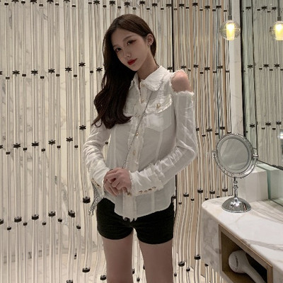 Cămașă modernă de damă cu părți decupate și nasturi