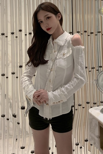 Cămașă modernă de damă cu părți decupate și nasturi