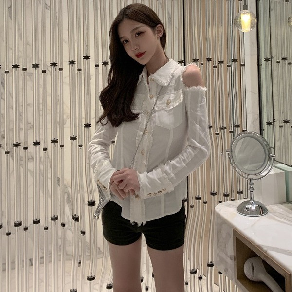 Cămașă modernă de damă cu părți decupate și nasturi