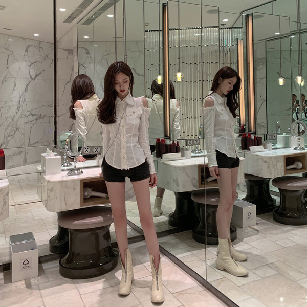 Cămașă modernă de damă cu părți decupate și nasturi