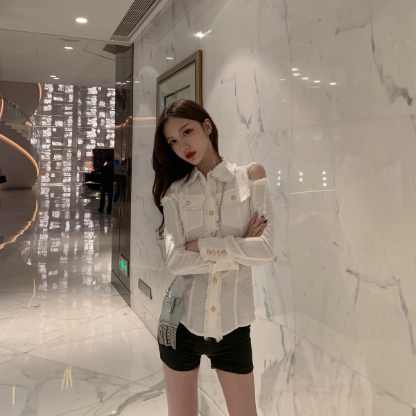 Cămașă modernă de damă cu părți decupate și nasturi