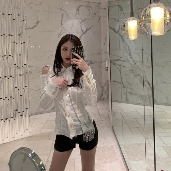 Cămașă modernă de damă cu părți decupate și nasturi