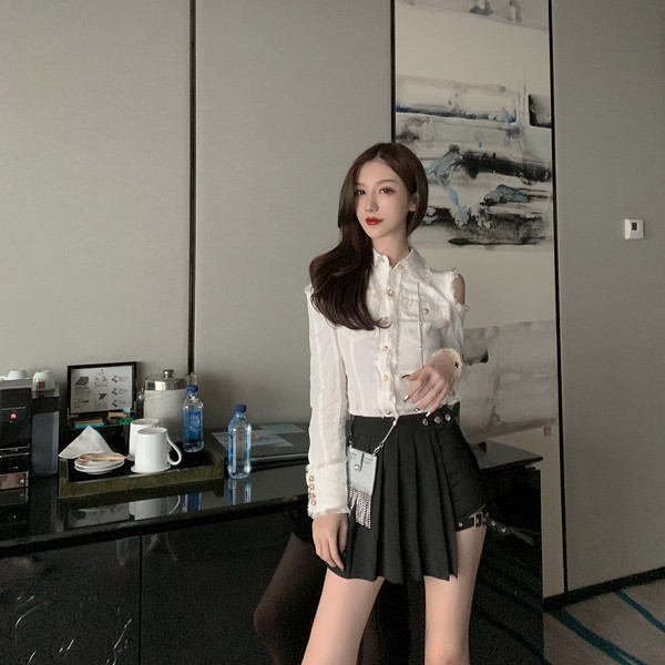 Cămașă modernă de damă cu părți decupate și nasturi