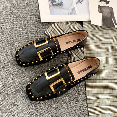 Sieviešu ikdienas apavi no mākslīgās ādas ar metāla kniedēm