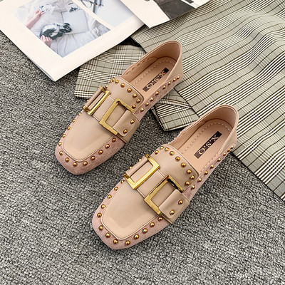 Sieviešu ikdienas apavi no mākslīgās ādas ar metāla kniedēm