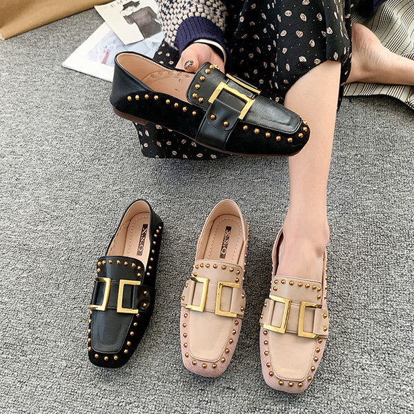 Sieviešu ikdienas apavi no mākslīgās ādas ar metāla kniedēm