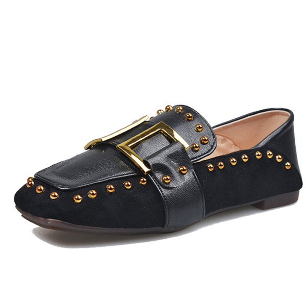 Sieviešu ikdienas apavi no mākslīgās ādas ar metāla kniedēm