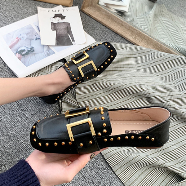 Sieviešu ikdienas apavi no mākslīgās ādas ar metāla kniedēm