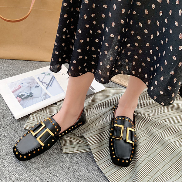 Sieviešu ikdienas apavi no mākslīgās ādas ar metāla kniedēm