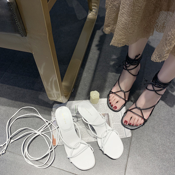 Stilīgas sieviešu sandales ar augstiem papēžiem un ādas mežģīnēm