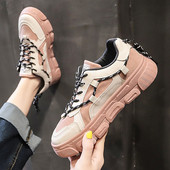 Pavasara sieviešu kedas ar plakanu un krāsainu zoli