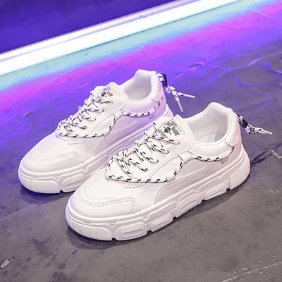 Pavasara sieviešu kedas ar plakanu un krāsainu zoli