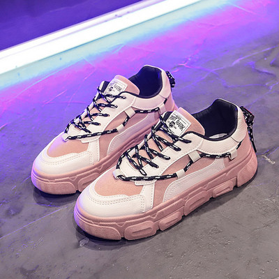 Pavasara sieviešu kedas ar plakanu un krāsainu zoli