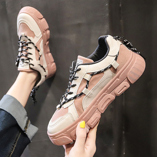 Pavasara sieviešu kedas ar plakanu un krāsainu zoli