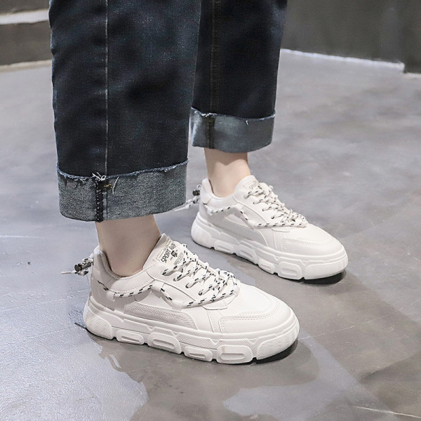 Pavasara sieviešu kedas ar plakanu un krāsainu zoli