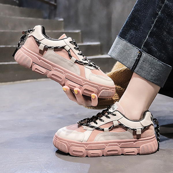 Pavasara sieviešu kedas ar plakanu un krāsainu zoli