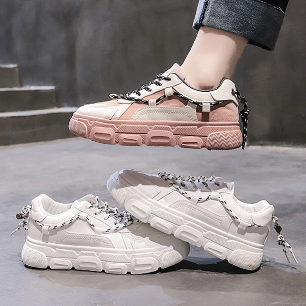 Pavasara sieviešu kedas ar plakanu un krāsainu zoli