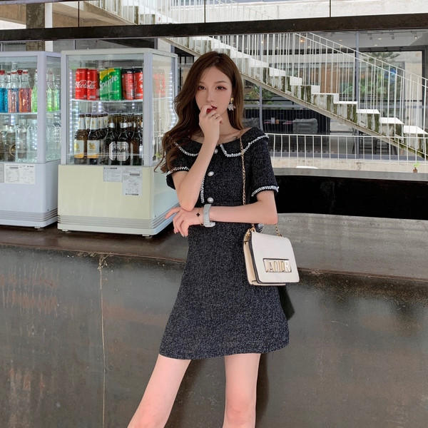 Retro sieviešu kleita ar īsām piedurknēm un pogām