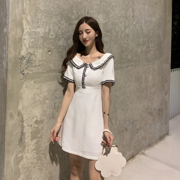 Retro sieviešu kleita ar īsām piedurknēm un pogām