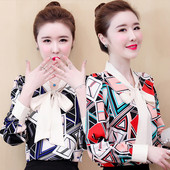 Színes női ing szalaggal és hosszú ujjal