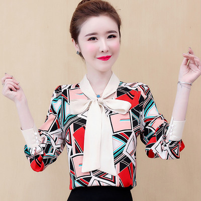 Színes női ing szalaggal és hosszú ujjal