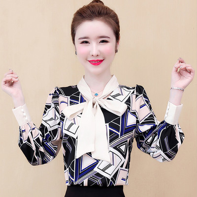 Színes női ing szalaggal és hosszú ujjal