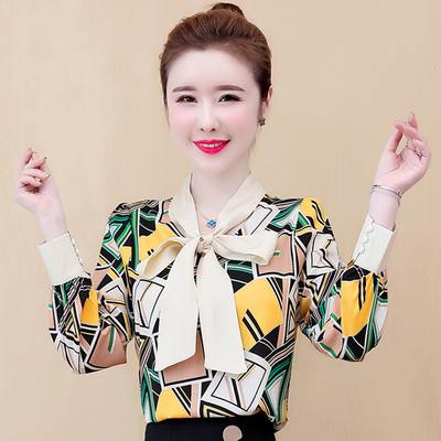 Színes női ing szalaggal és hosszú ujjal