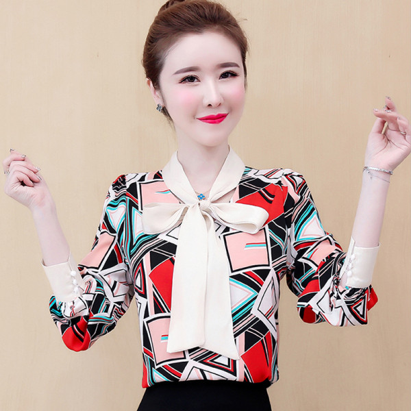 Színes női ing szalaggal és hosszú ujjal