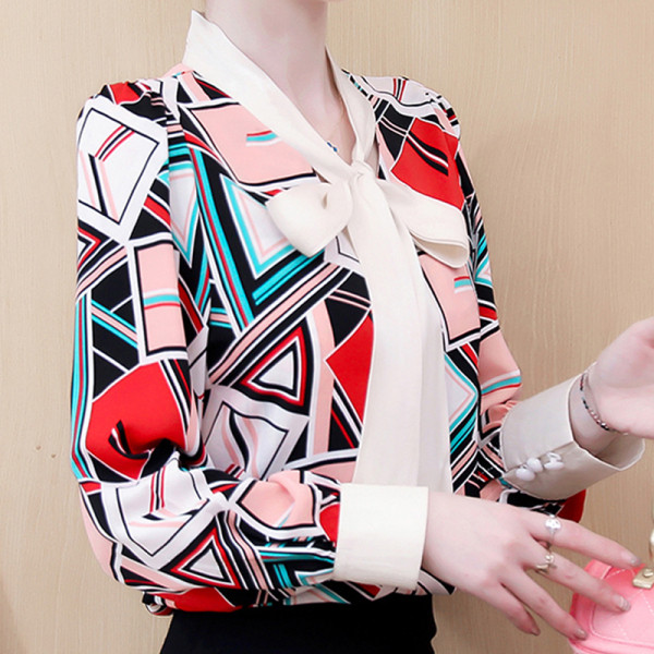 Színes női ing szalaggal és hosszú ujjal