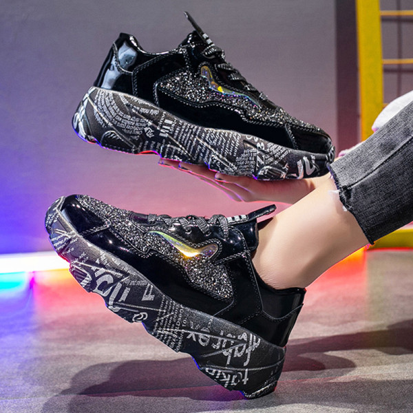 Fényes hatású női tornacipő, talpán felirattal