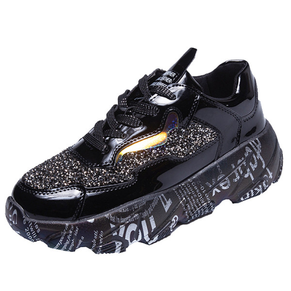 Fényes hatású női tornacipő, talpán felirattal