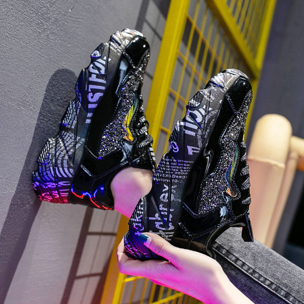 Fényes hatású női tornacipő, talpán felirattal