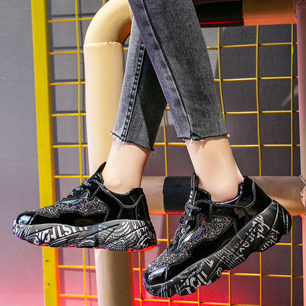 Fényes hatású női tornacipő, talpán felirattal