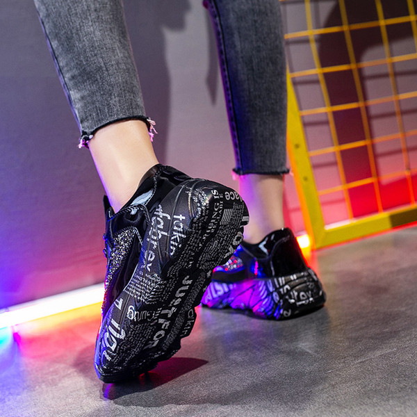 Fényes hatású női tornacipő, talpán felirattal