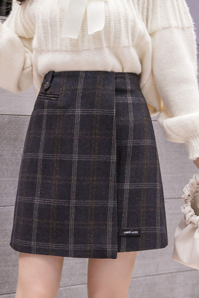 Stilīgs sieviešu svārku asimetrisks modelis ar augstu vidukli